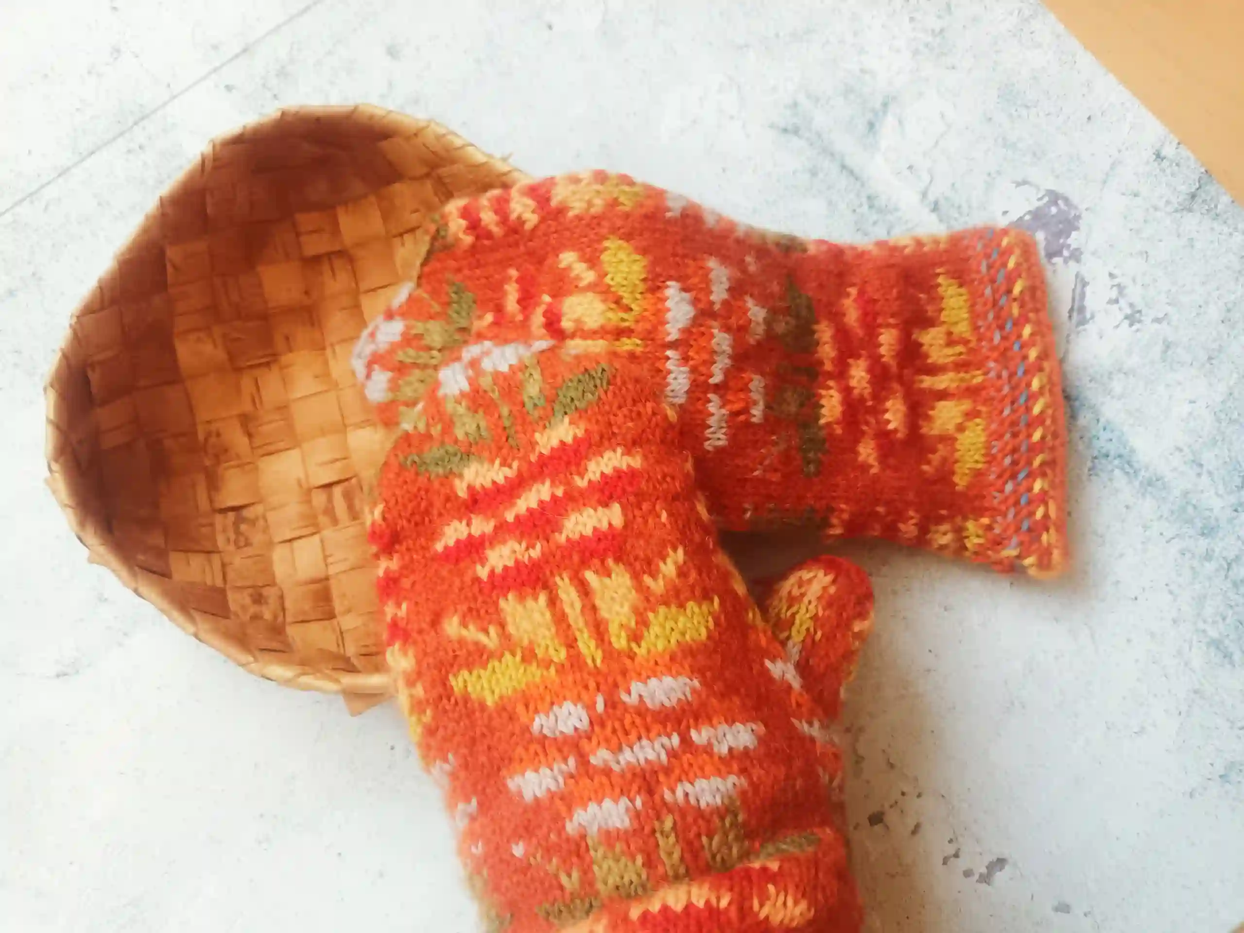 Вязаные рукавицы оранжевого цвета с узором из зелёных и жёлтых элементов Маргариты Керн 3