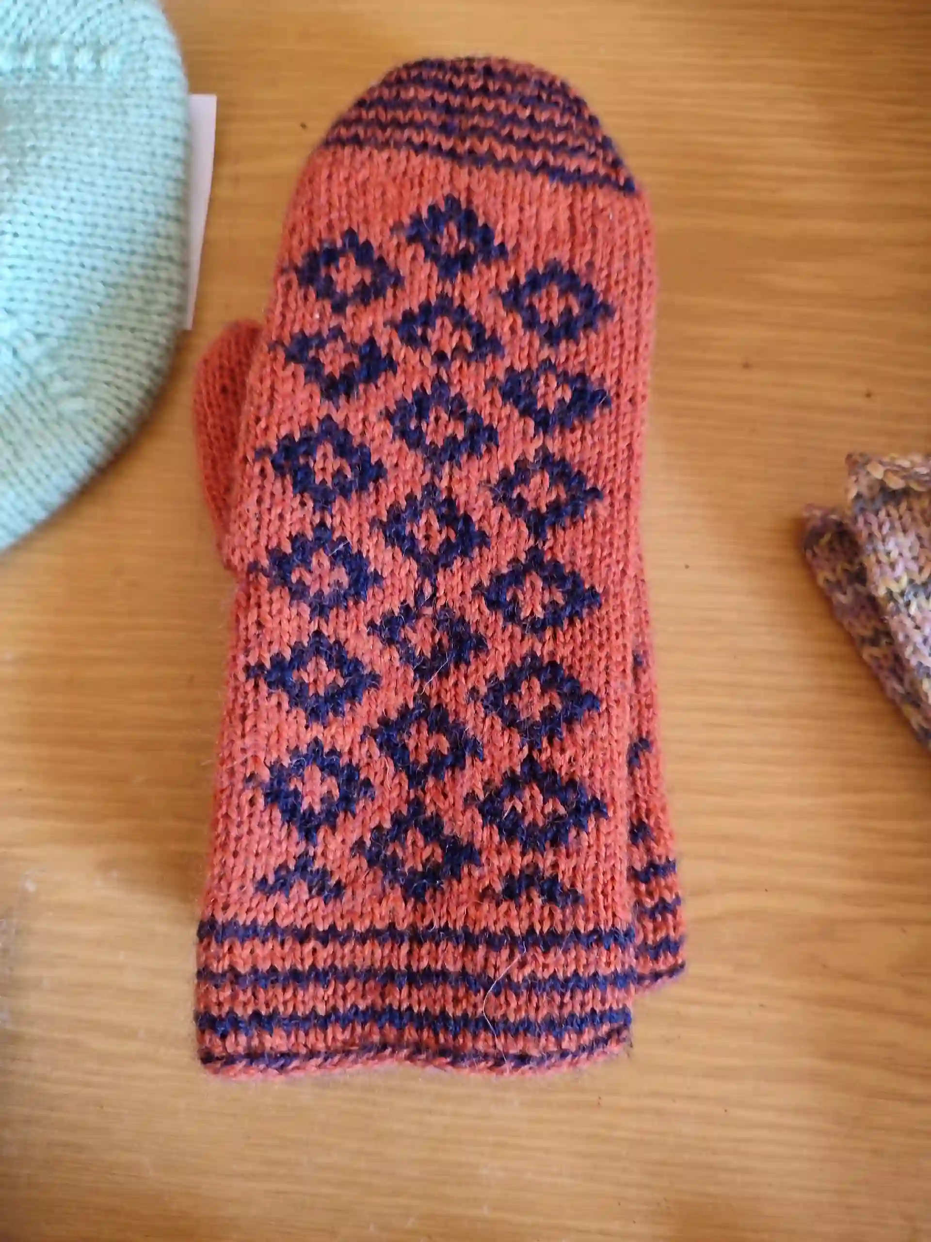 Две вязаные варежки Инны Гоккоевой