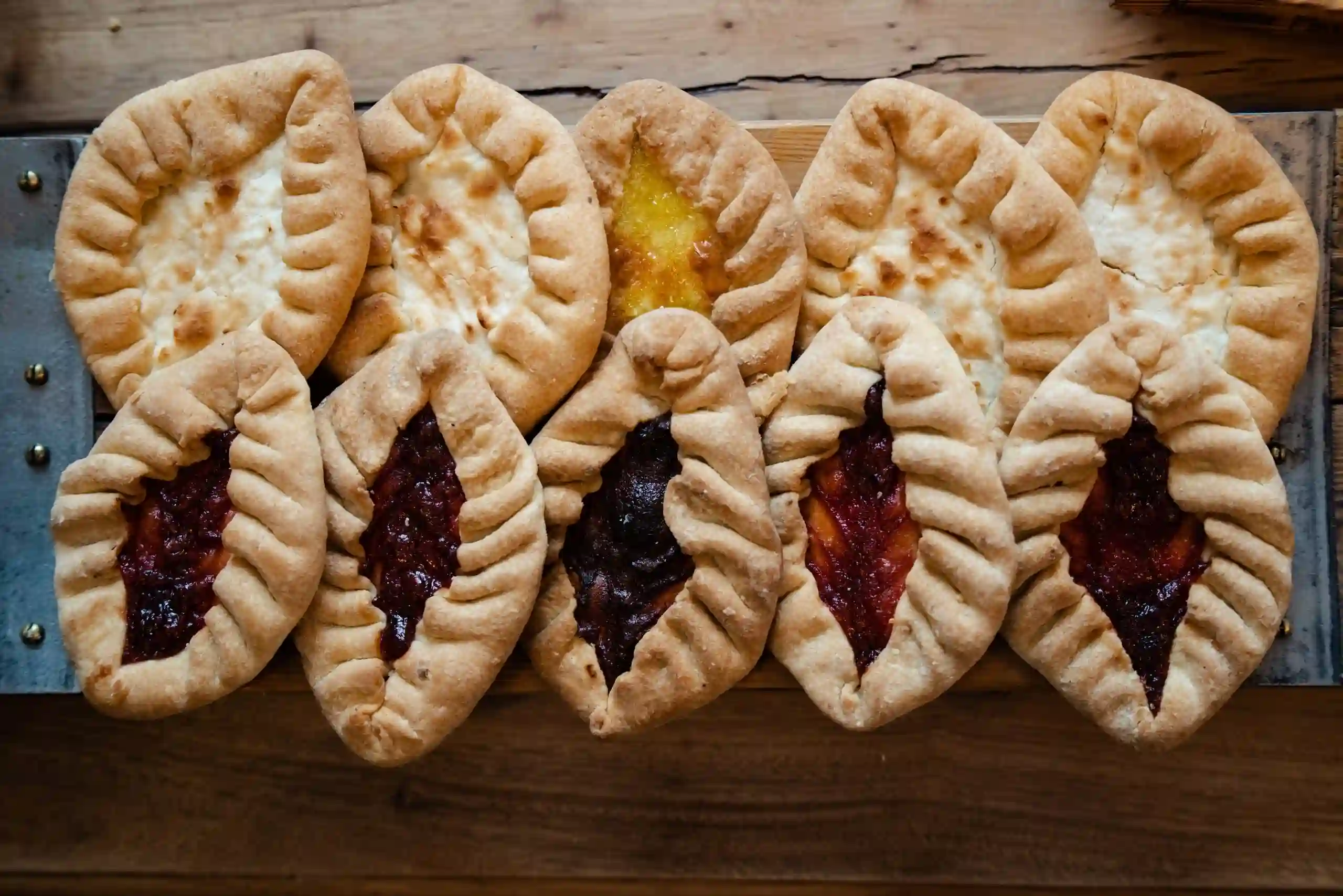 Карельские калитки (karjalanpiiraka) в проекте &laquo;Хлеб без границ&raquo; на столе, организованном КРОО ПРОИ &laquo;Очаг&raquo;