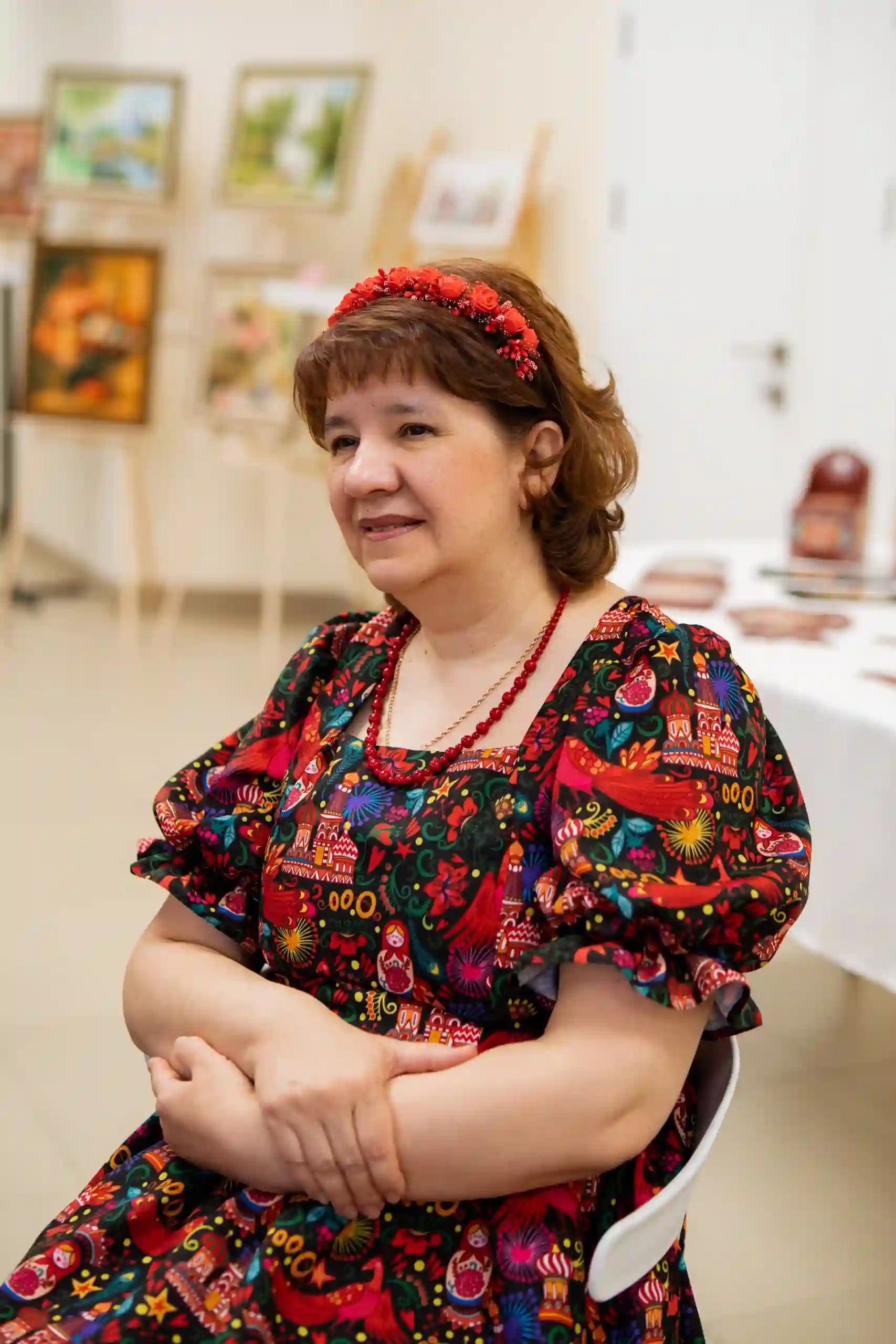 Участник салонной встречи &laquo;Диалог цветов&raquo; в цветочном наряде. Фотография: Дарья Рамус