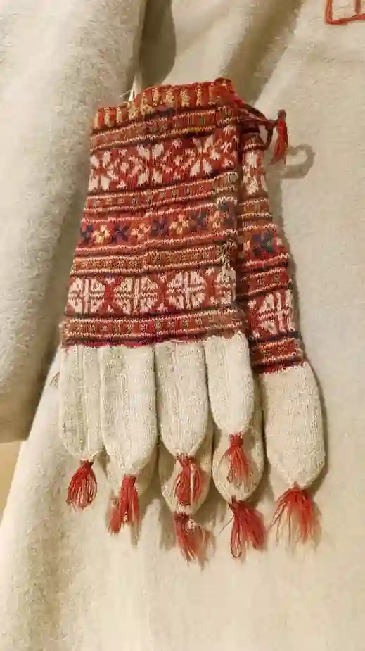 Текстильное изделие с вышивкой красного и белого цветов Елены Рябиковой