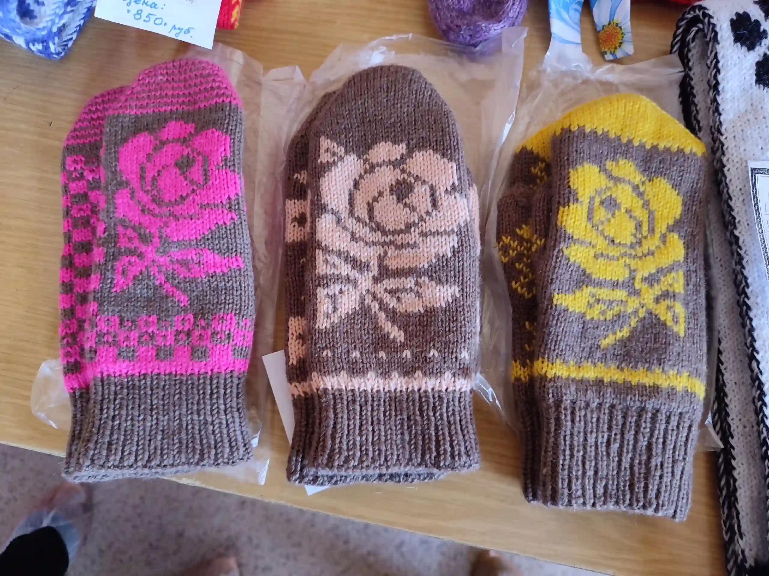 Три вязаные рукавицы в форме варежек Инны Гоккоевой