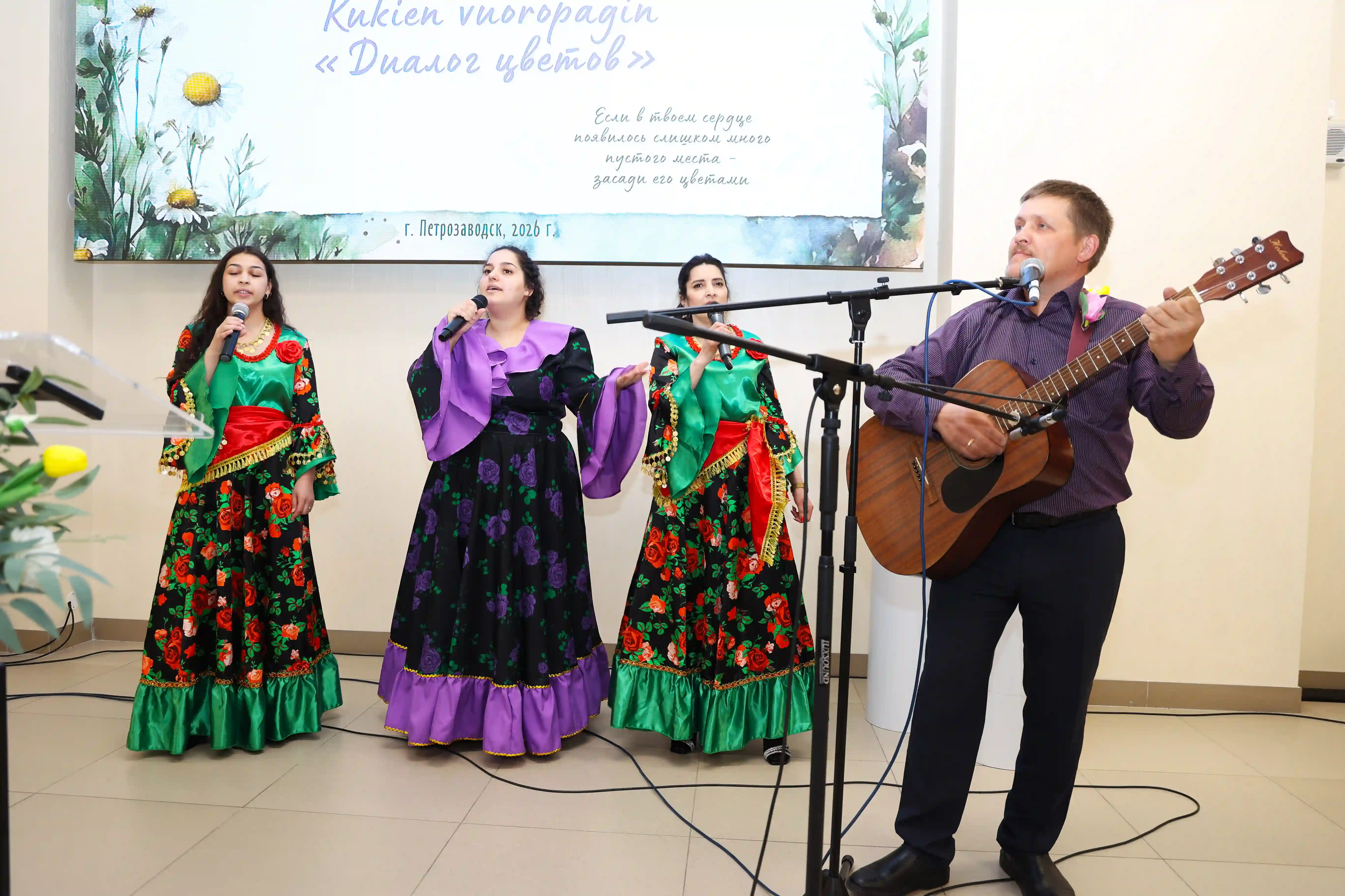 Члены цыганской общины Церкви салонной встречи &laquo;Диалог цветов&raquo; 6. Фотография: Мстислав Кеншин