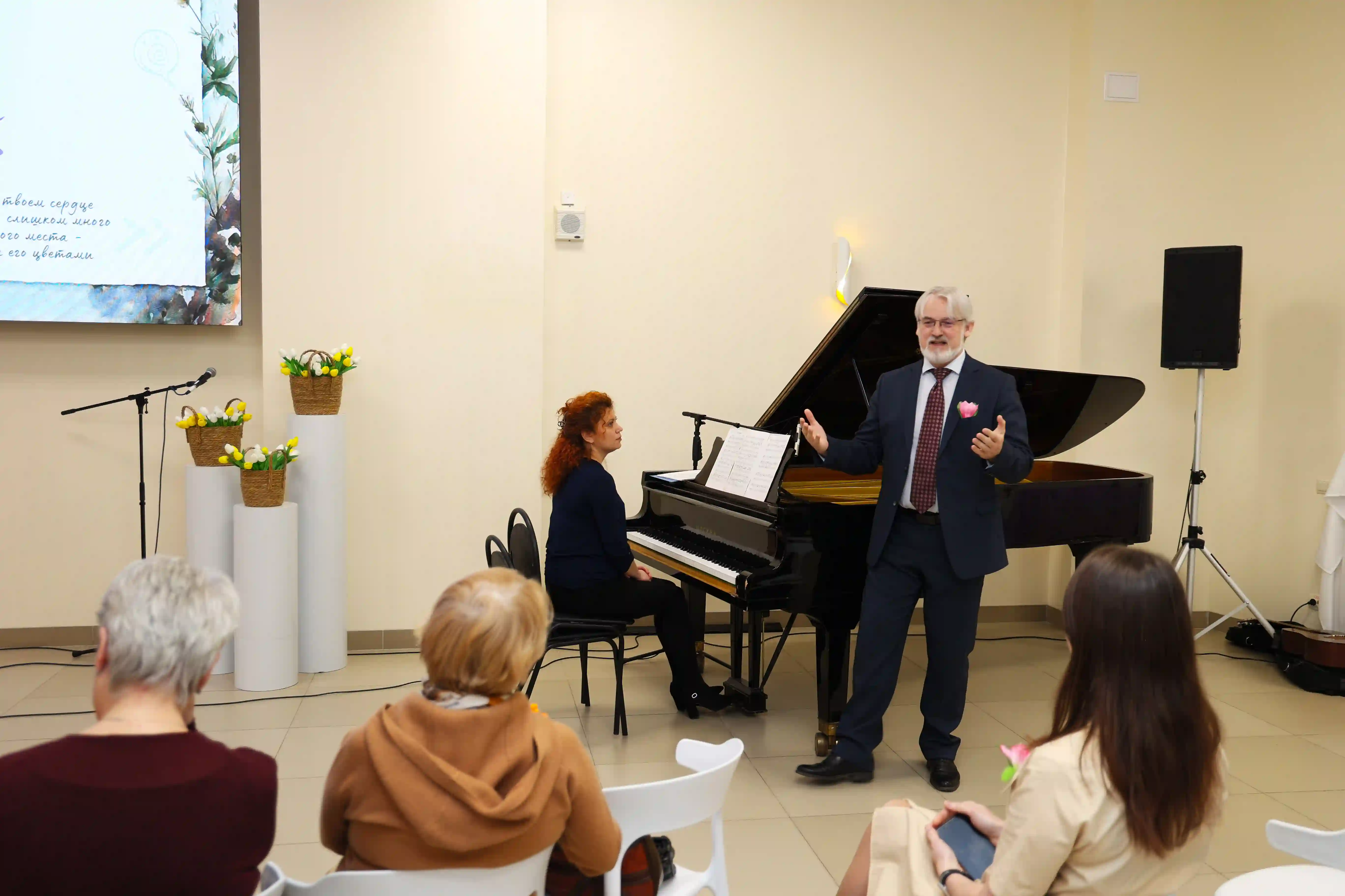 Выступление Дмитрия Александровича Суслова на салонной встречи &laquo;Диалог цветов&raquo;. Фотография: Мстислав Кеншин