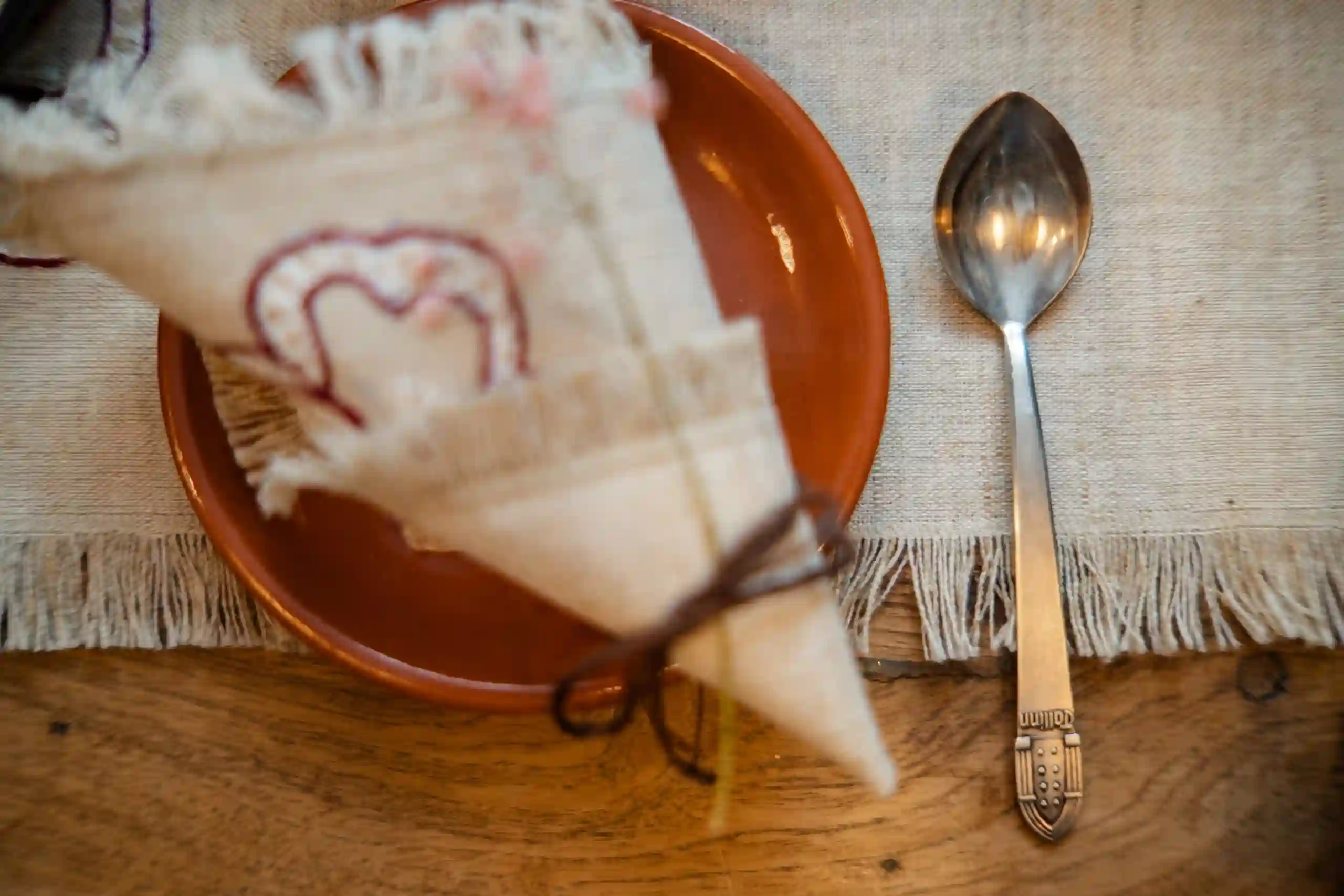 Кухонные приборы на столе в проекте &laquo;Хлеб без границ&raquo; на столе, организованном КРОО ПРОИ &laquo;Очаг&raquo;