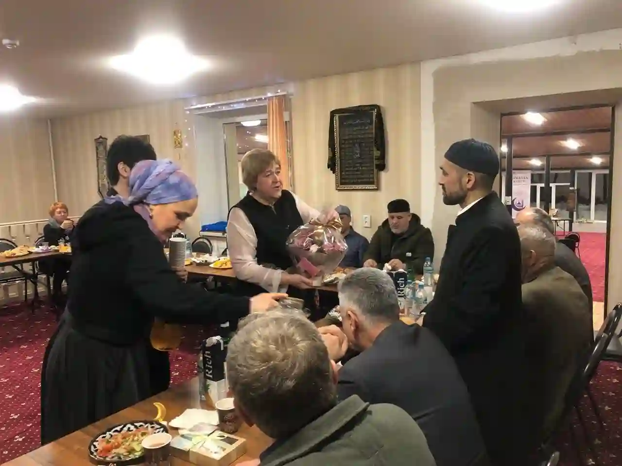 Имам мечети Зокиржон Махмудов получает дар от председателя КРОО ПРОИ &laquo;Очаг&raquo; Елены Рябиковой