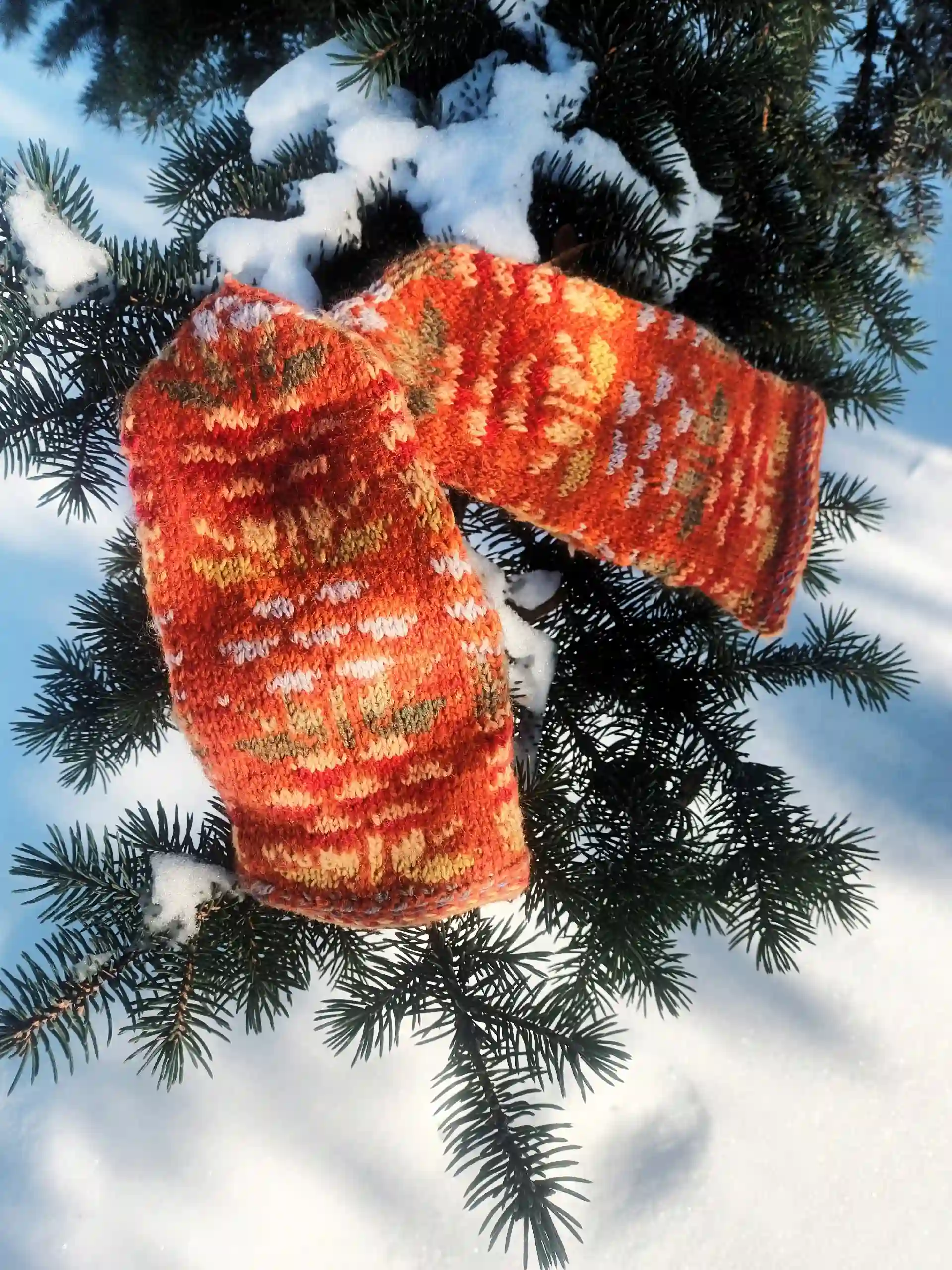 Вязаные рукавицы оранжевого цвета с узором из зелёных и жёлтых элементов Маргариты Керн