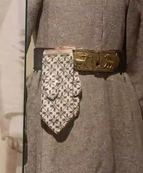 Серый наряд с чёрным поясом, украшенным золотыми деталями