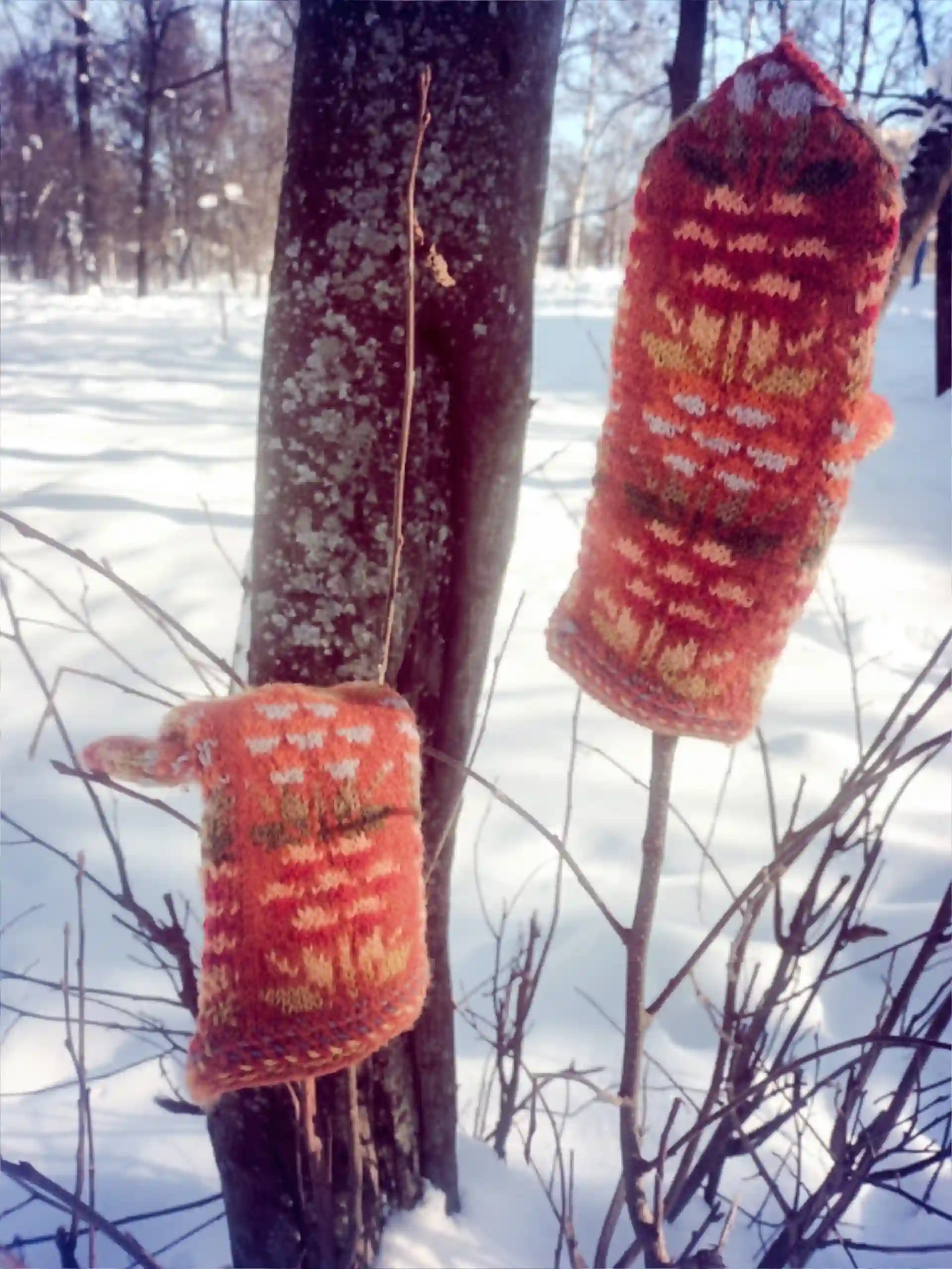 Вязаные рукавицы оранжевого цвета с узором из зелёных и жёлтых элементов Маргариты Керн 1