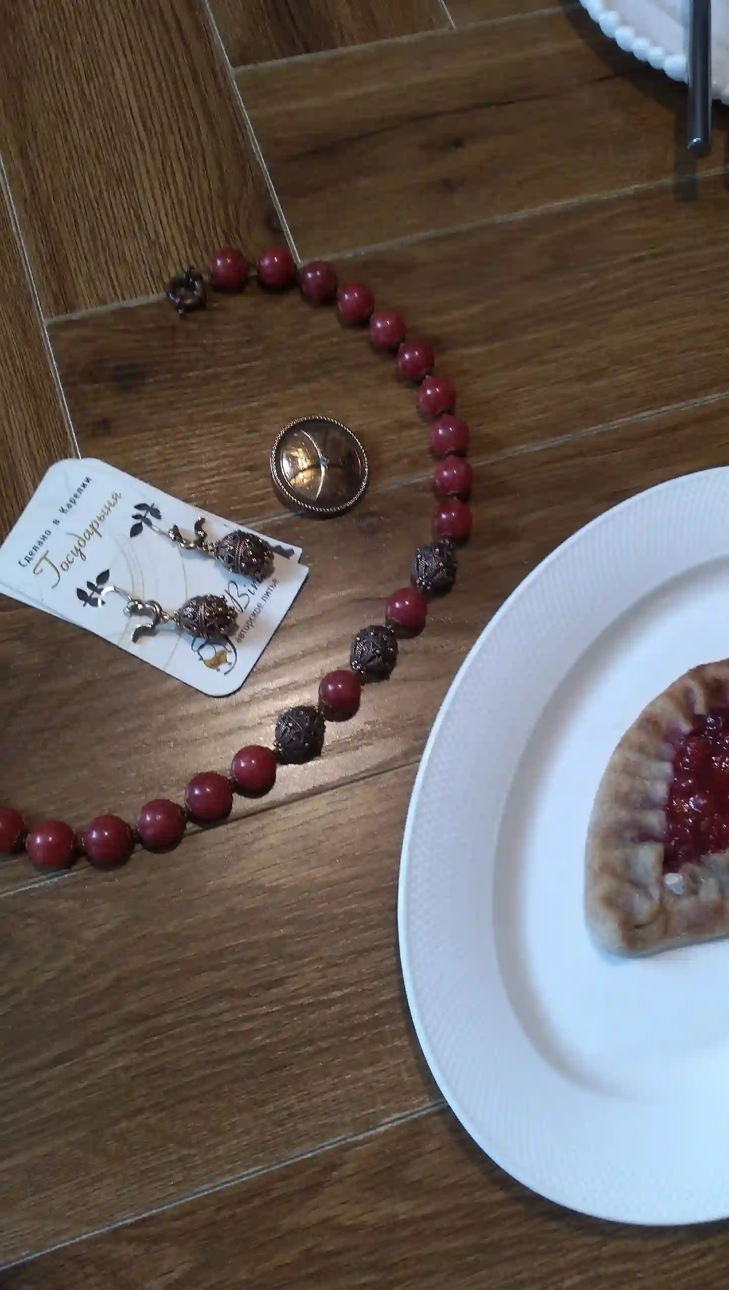 Ювелирные изделия рядом с калиткой в рамках проекта &laquo;Светлые люди&raquo;