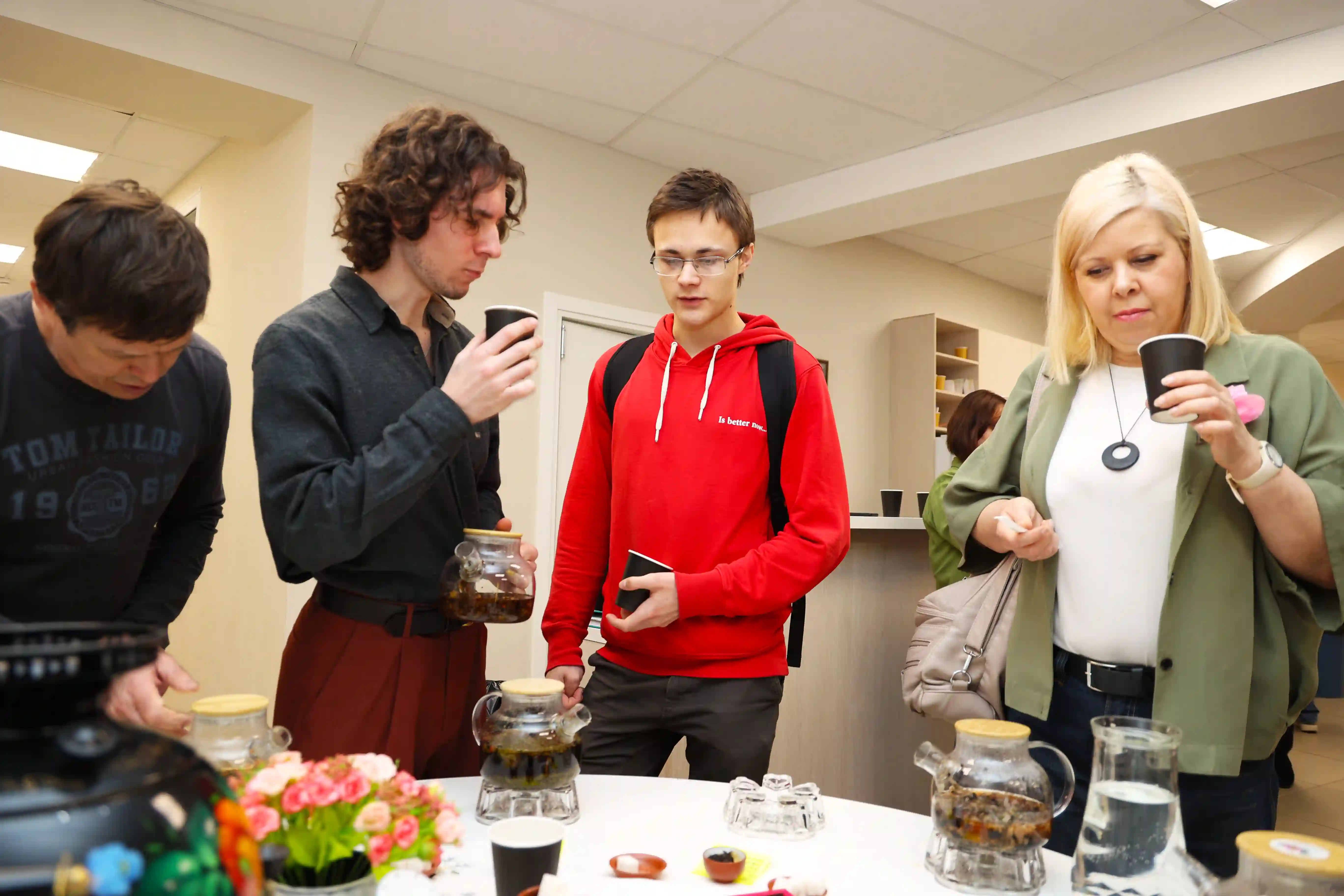 Участники салонной встречи &laquo;Диалог цветов&raquo; 2. Фотография: Мстислав Кеншин