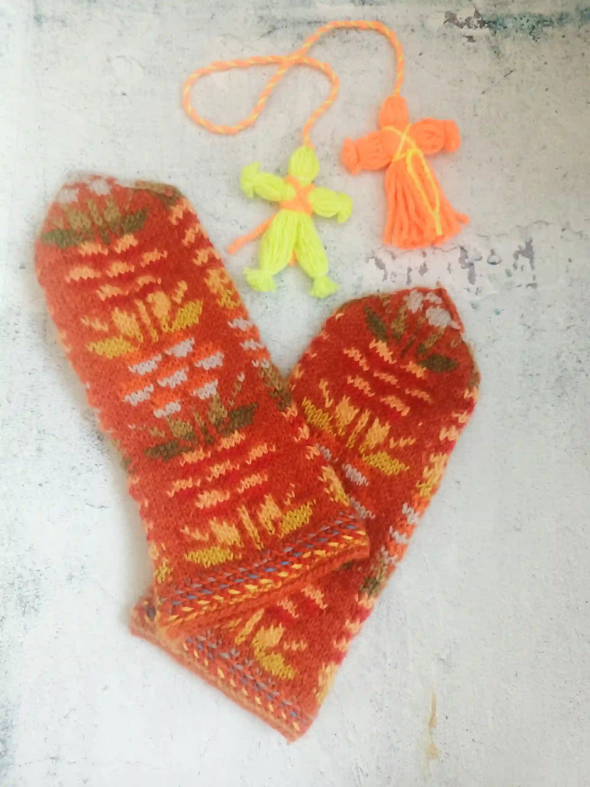 Вязаные рукавицы оранжевого цвета с узором из зелёных и жёлтых элементов Маргариты Керн 2